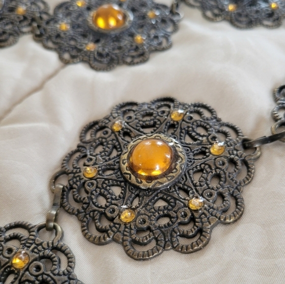 VTG Bronze Tone & Amber Lucite Flower Hippie Chain Belt w/ Rhinestone Ac… - Picture 8 of 13